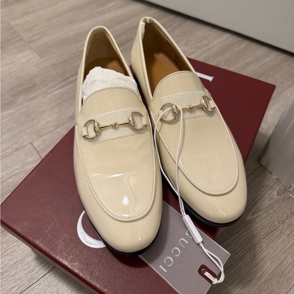 Gucci Jordaan Loafers Cream Patent Leather Loafers with Gold Buckle - Picture 9 of 9